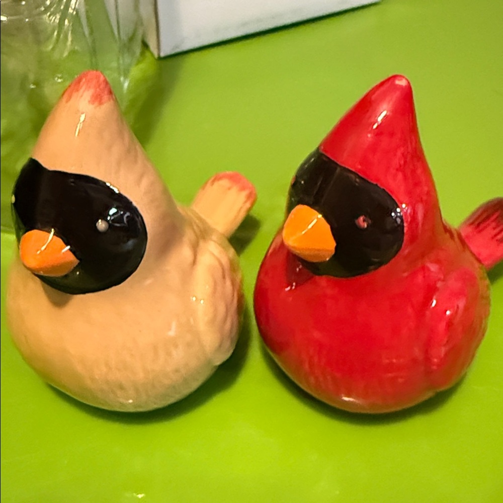 Cardinal salt and pepper shakers - Picture 3 of 5